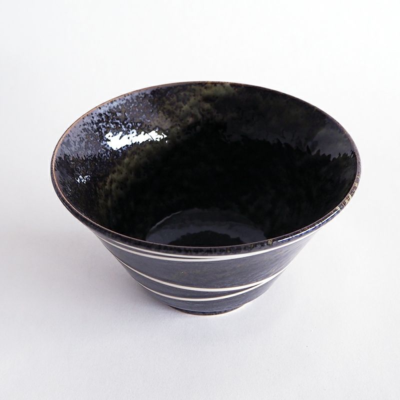 広がった口縁が料理を華やかに見せます