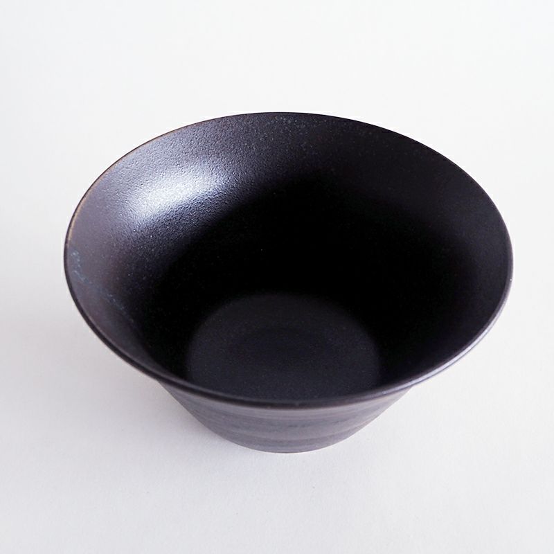 広がった口縁が料理を華やかに見せます