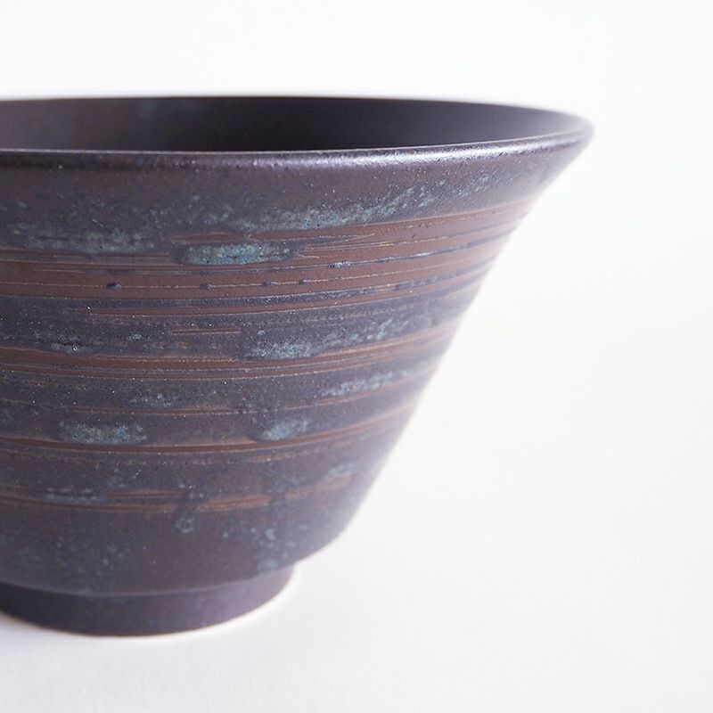 しのぎ模様でざらつきがあり滑りにくい表面