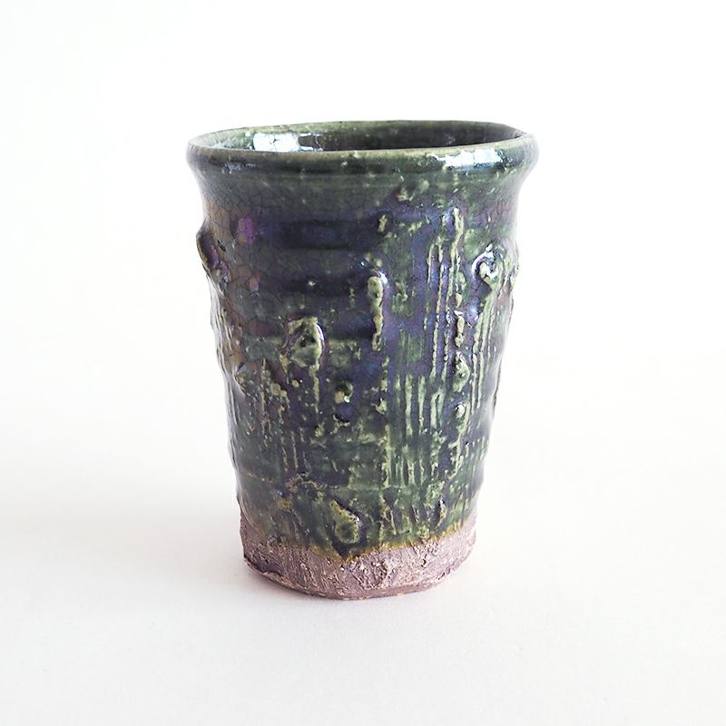 表面に独特の装飾が施されています