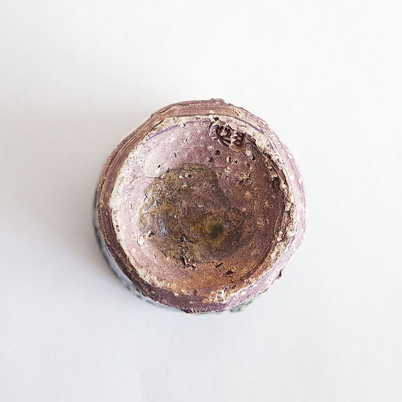 下部は素地を生かした趣のある仕上げです