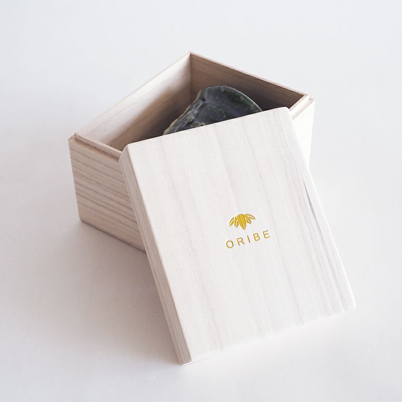 桐箱に収められ贈り物におすすめです