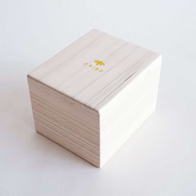 桐箱に収められ贈り物におすすめです