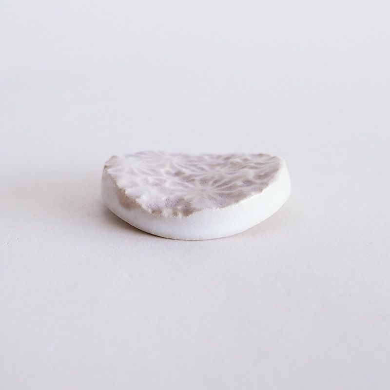 窪みがあり箸を乗せやすい形状です