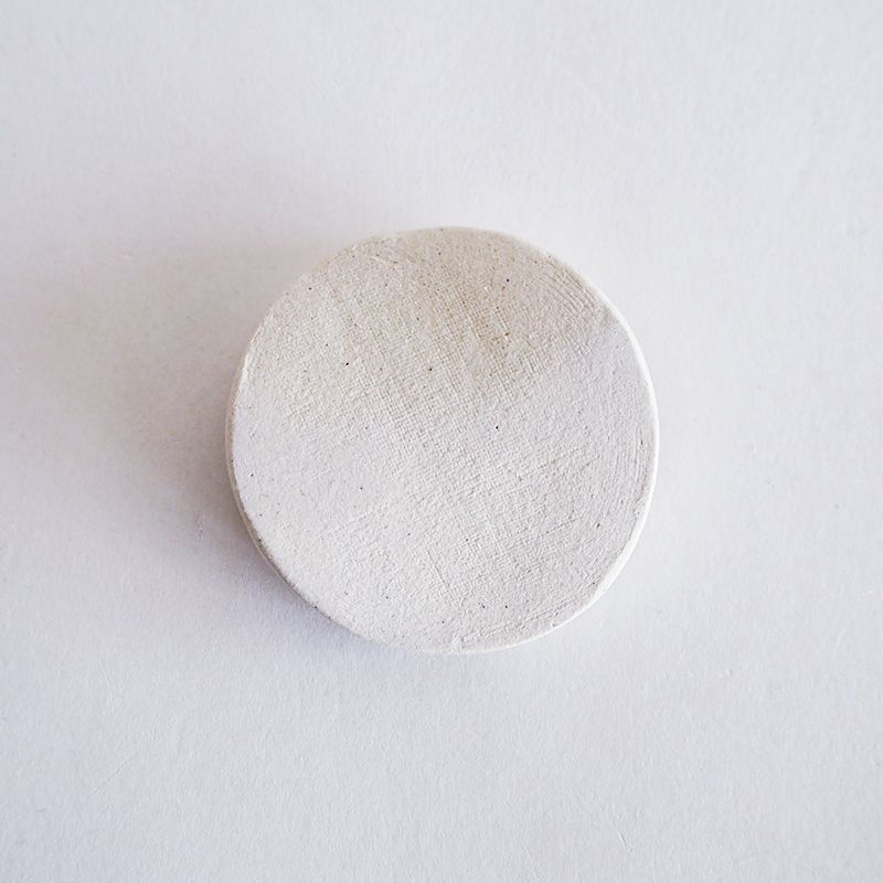 裏側はざらりとした素焼きです