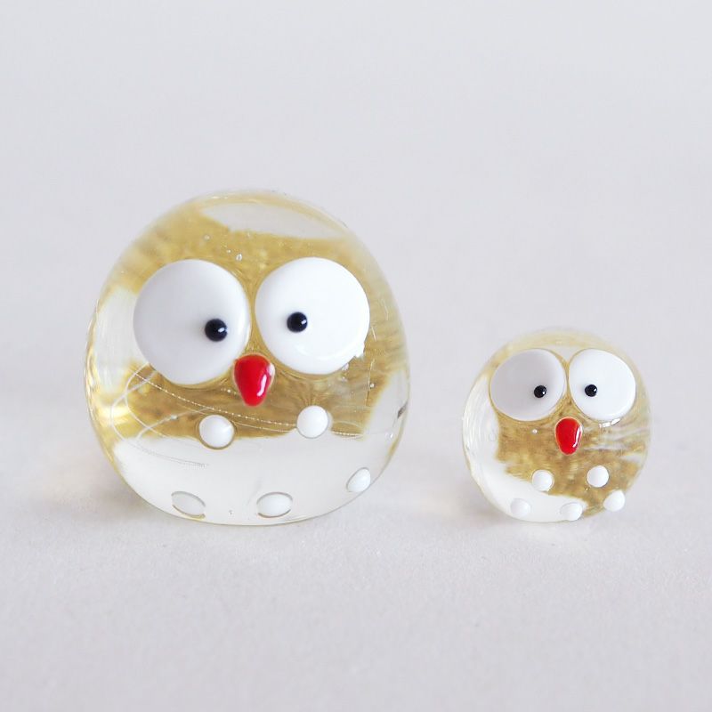 ガラスに入った金箔が湾曲して煌めきます