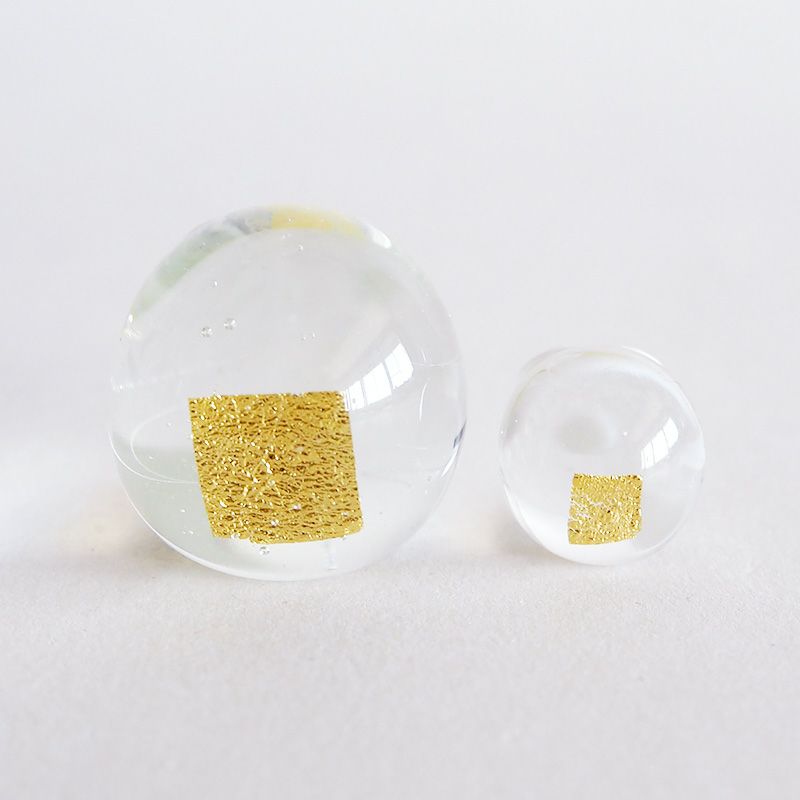 後ろ側に金箔が入っています