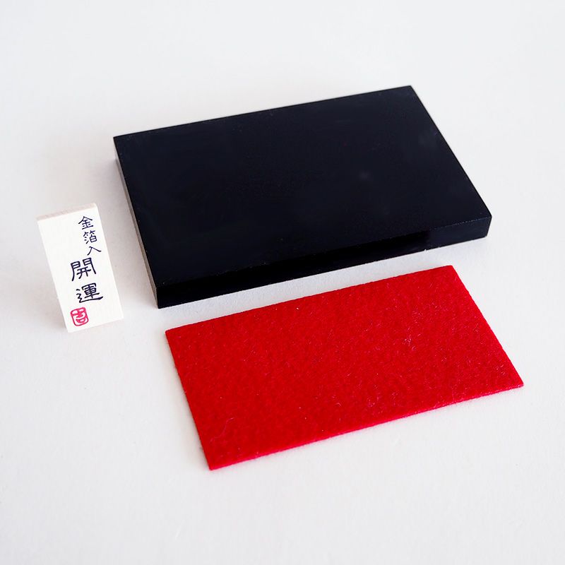 木札、台座、赤フェルトがセットになっています