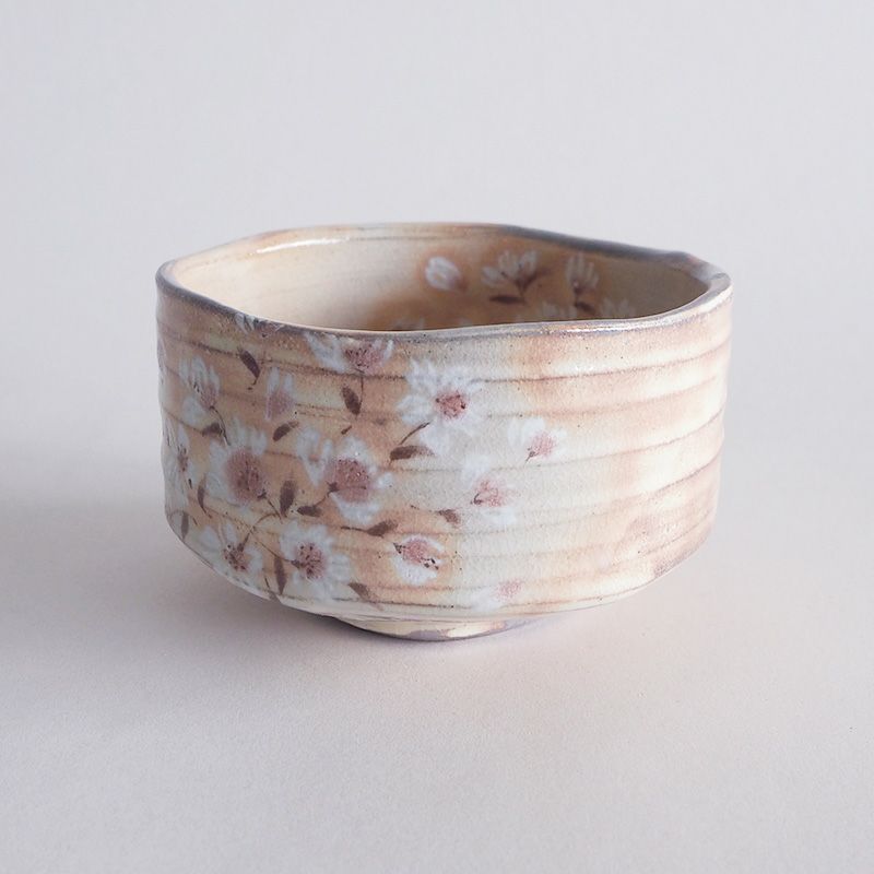 桜の絵柄がやさしい抹茶碗です