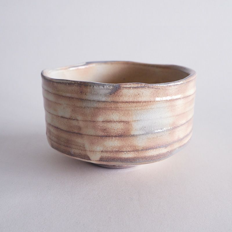 手作りの風合いを感じる器です