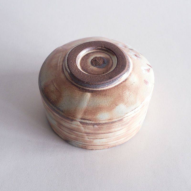 御本手の特徴である淡いピンクの斑模様