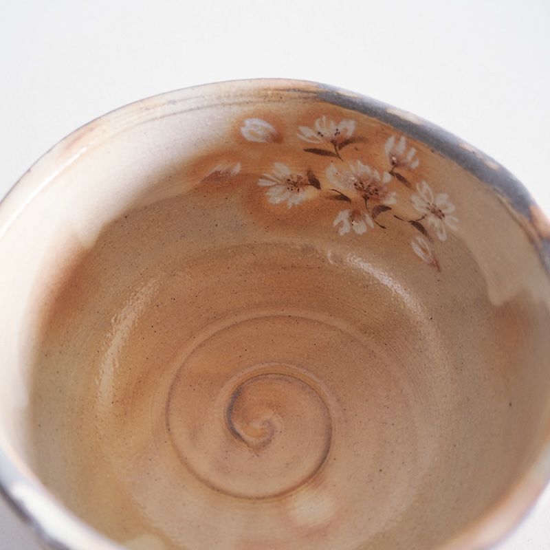 釉薬の色合いに馴染む桜の絵柄です