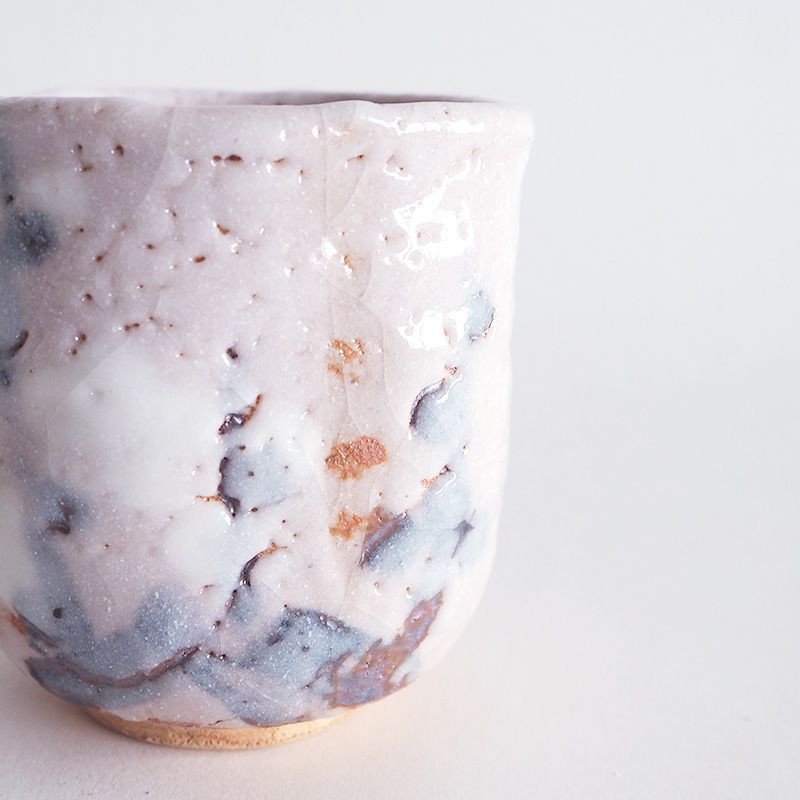 薄っすらと貫入が入り趣のある表情を醸し出しています