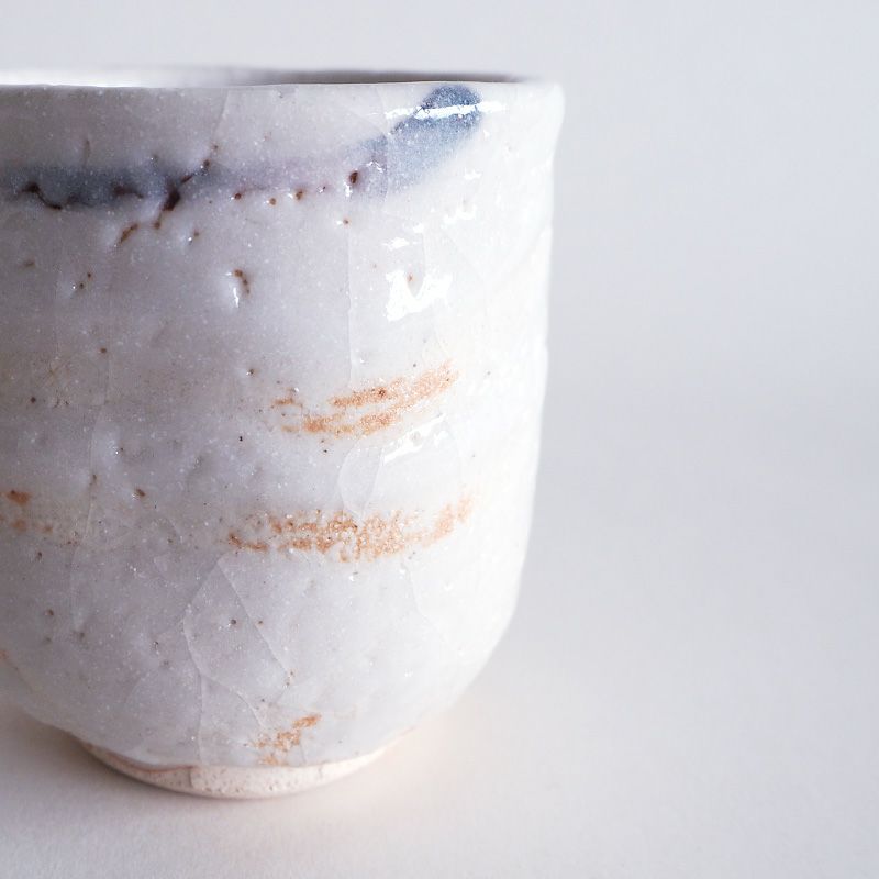 薄っすらと貫入が入り趣のある表情を醸し出しています