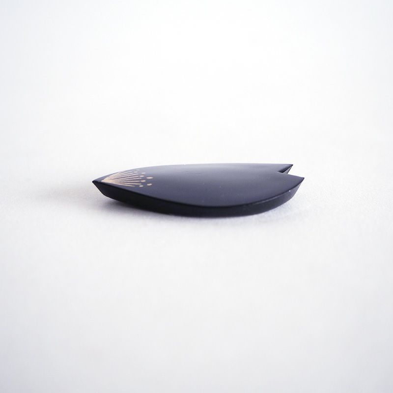 箸を置きやすい形状です