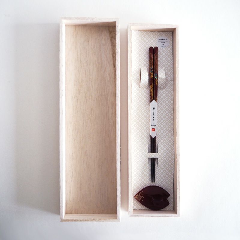 煌びやかな若狭塗箸と桜の花びらをイメージした箸置きのセットです