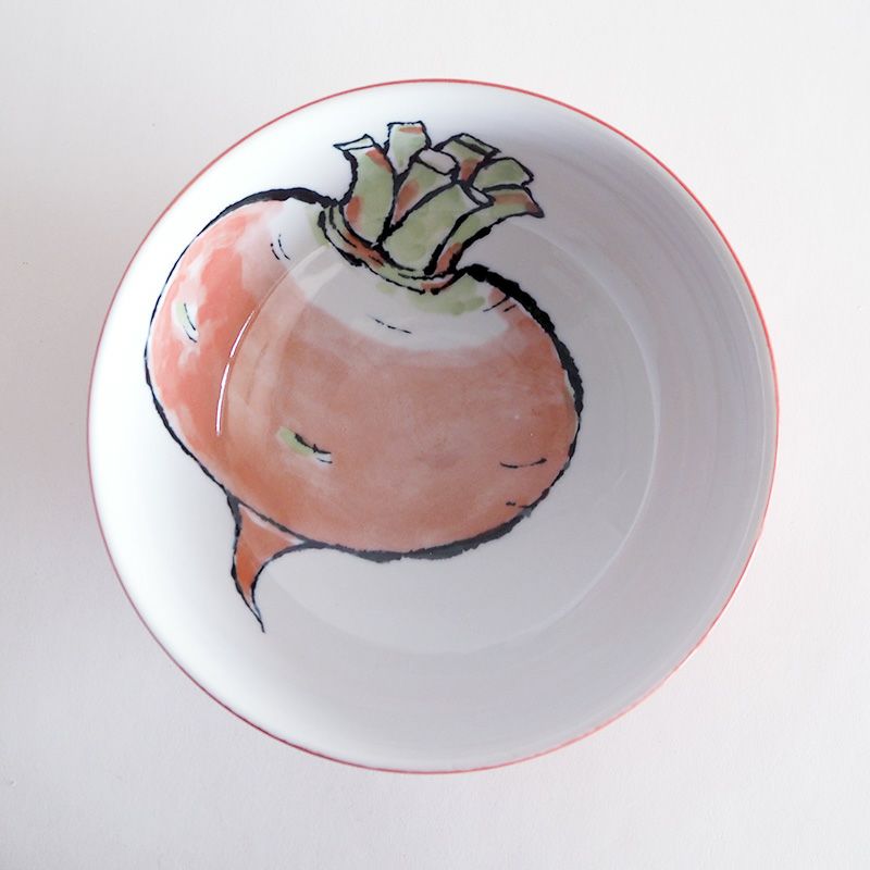 大胆に描かれた赤かぶがユニークな麺鉢です