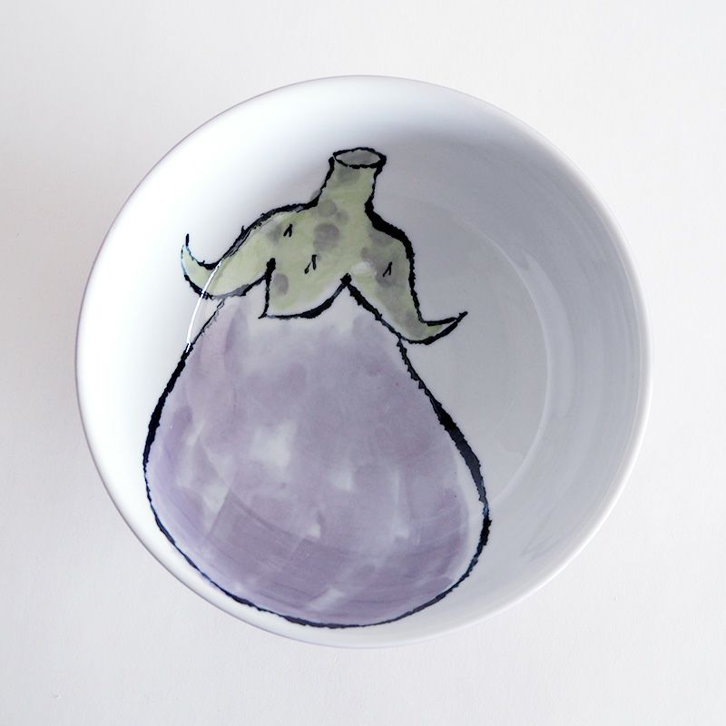 大胆に描かれたなすがユニークな麺鉢です