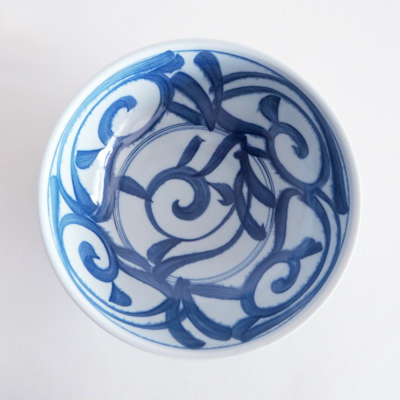 大胆な曲線で描かれる染付の紋様