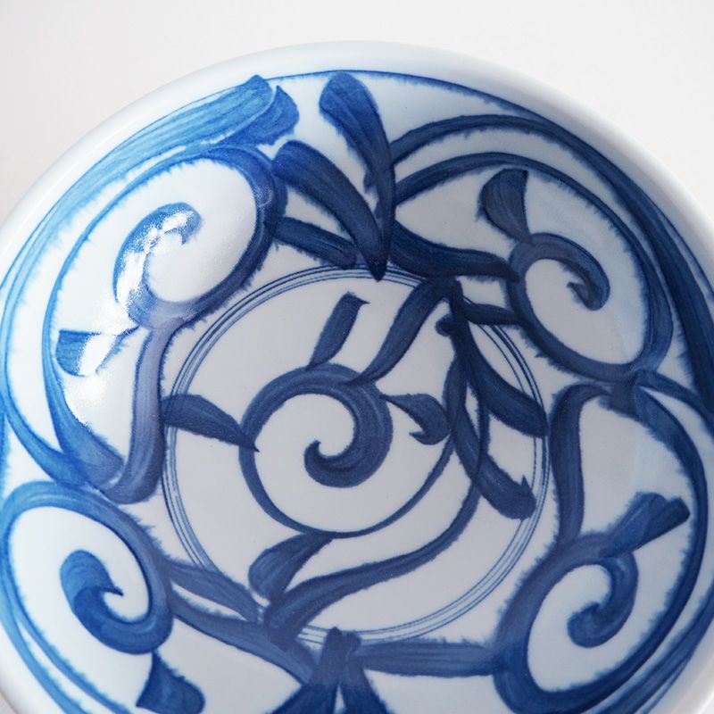 藍色の濃淡が味わい深い紋様です