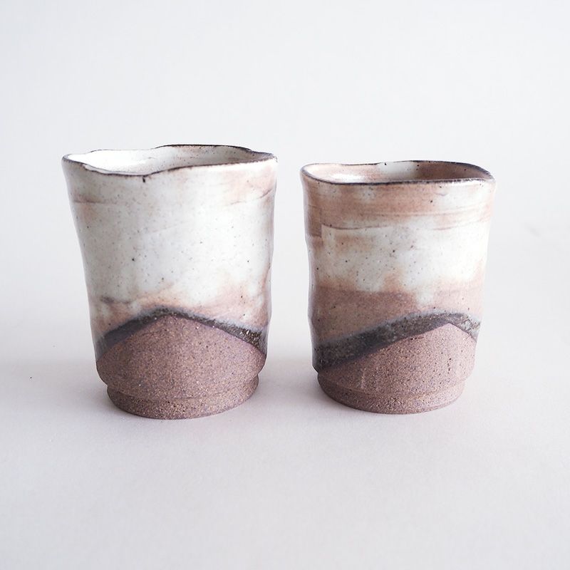 釉薬の掛け分けで下方が素焼きになっています