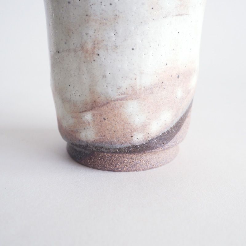 高台は塗り分けられ素焼きがアクセントとなっています