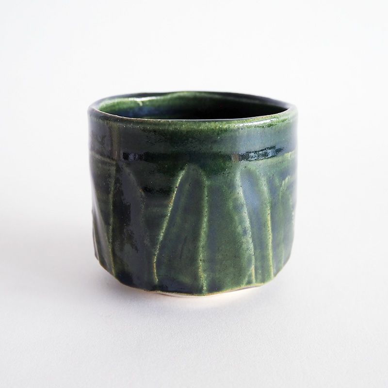 織部釉の深い緑が趣深い湯呑です