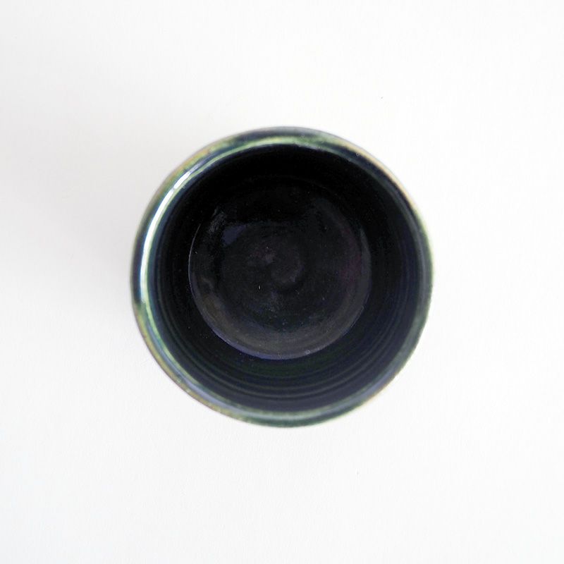 織部釉の深い緑が趣深い湯呑です