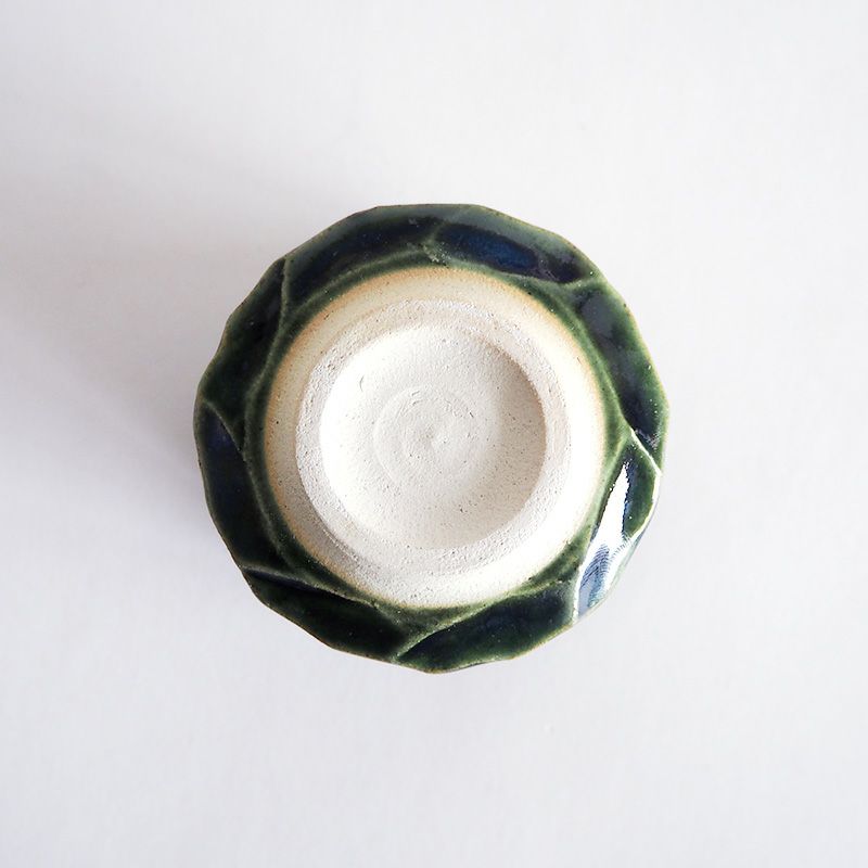 高台の素焼きがアクセントになっています