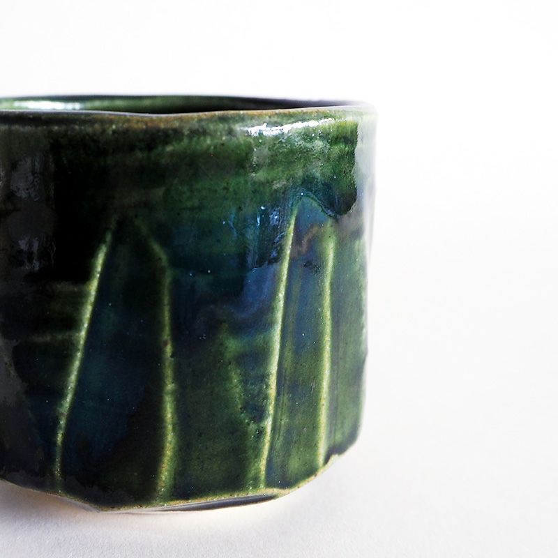 手作りの風合いを感じさせる形状です