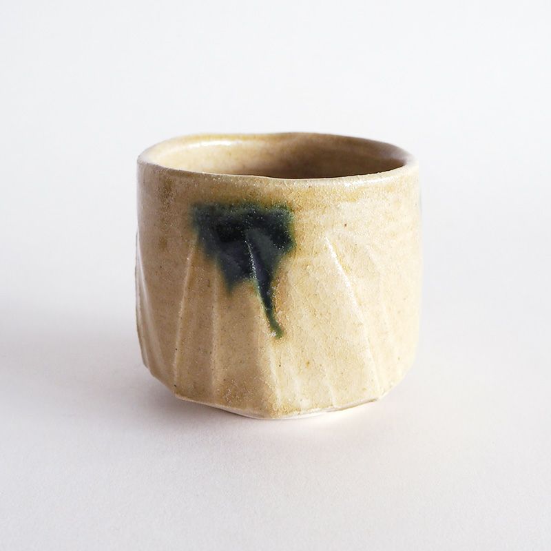 黄褐色の色合いが特徴的な黄瀬戸