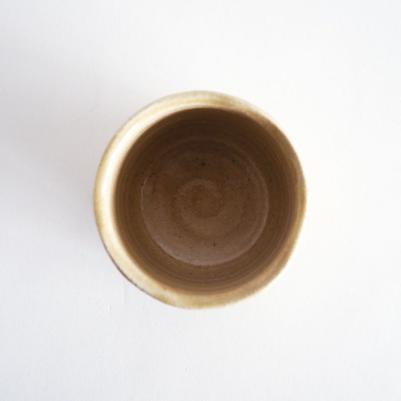 黄褐色の色合いが特徴的な黄瀬戸