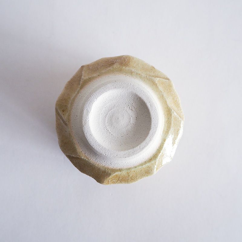 高台の素焼きがアクセントになっています