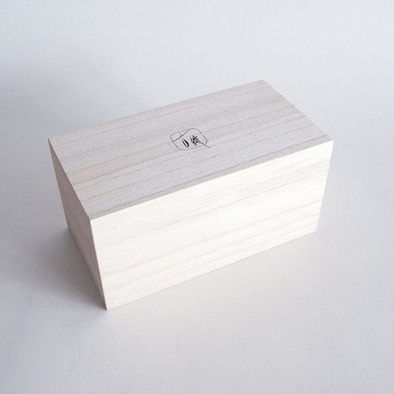 桐箱に収められ贈り物におすすめです