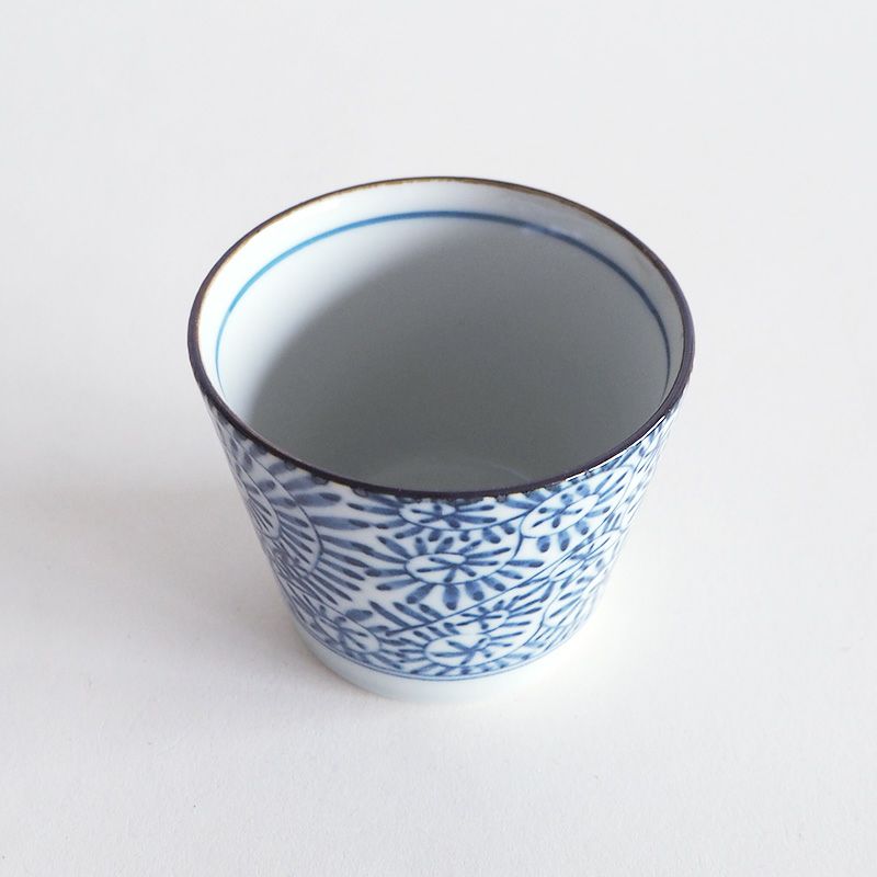 口縁のラインがアクセントになっています