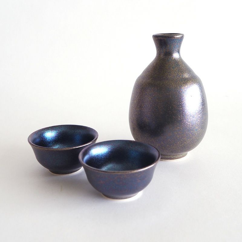 独特な光沢が魅力の黒ラスター