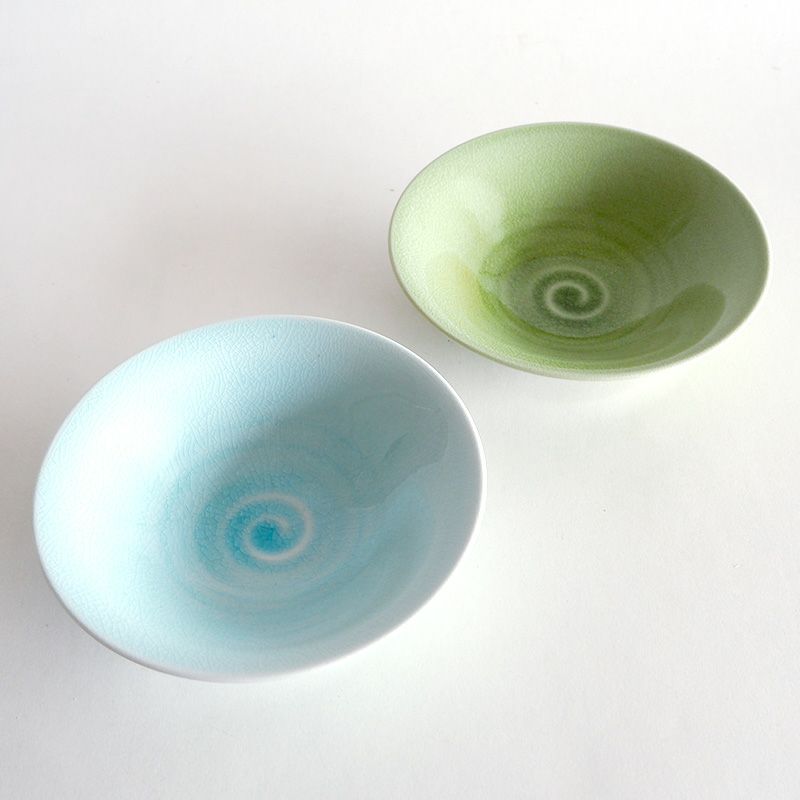 翡翠のような透明感のある鉢です