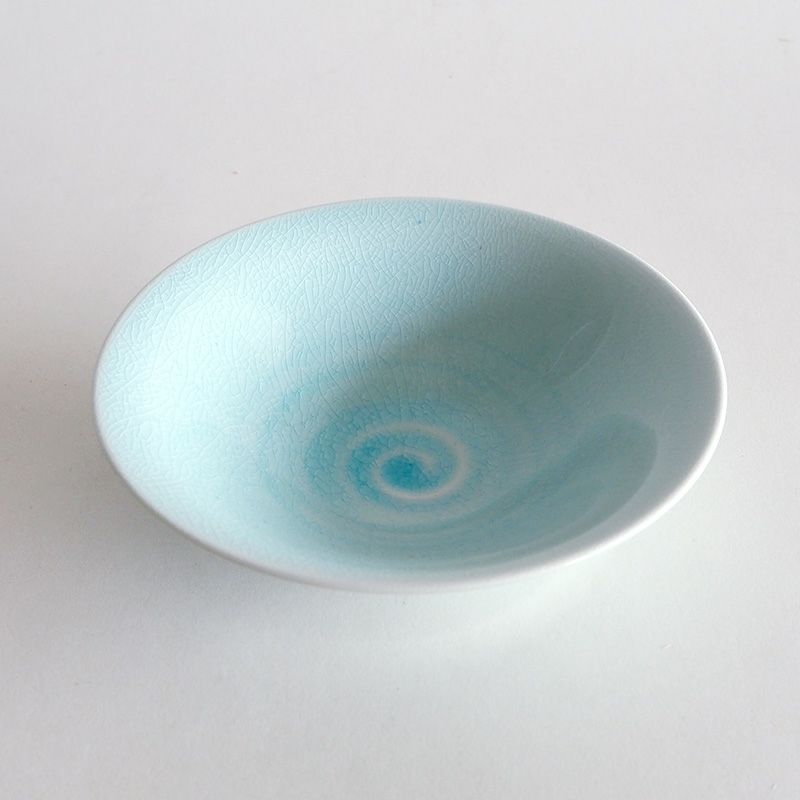 透き通るような爽やかなブルーが印象的