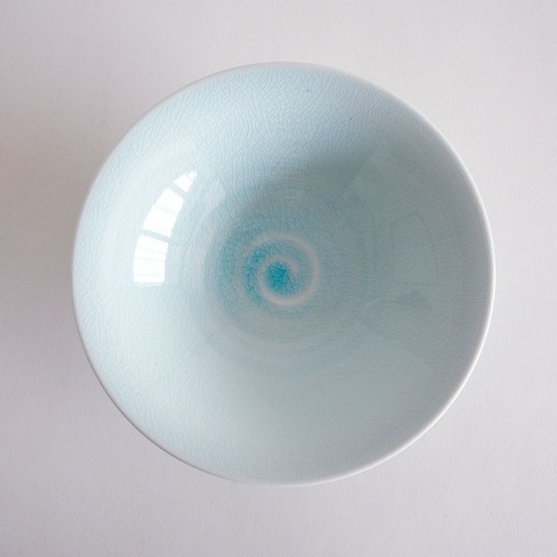 中央に渦を巻くような模様があります