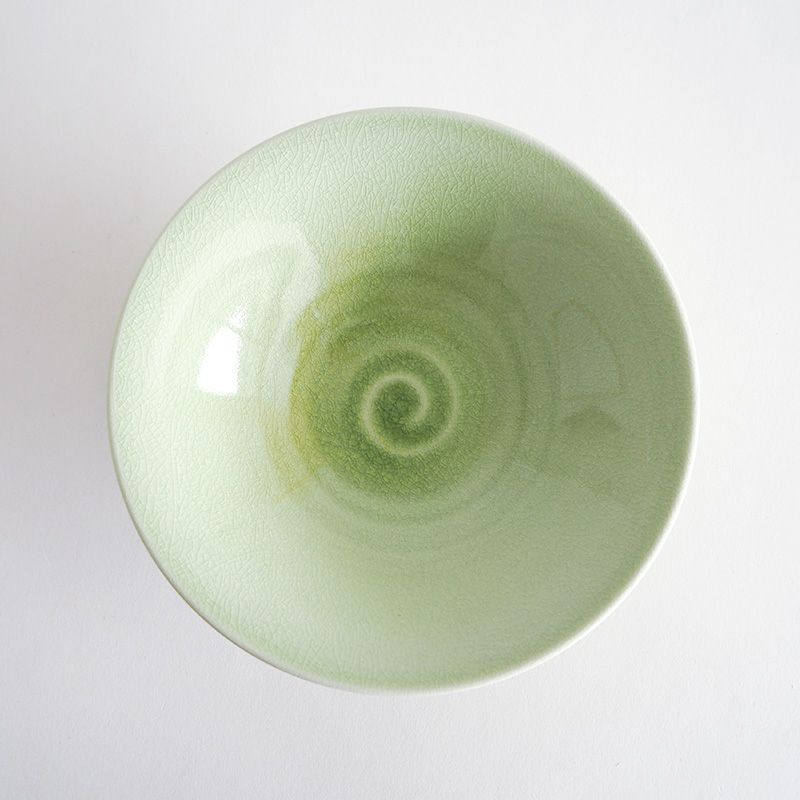 中央に渦を巻くような模様があります