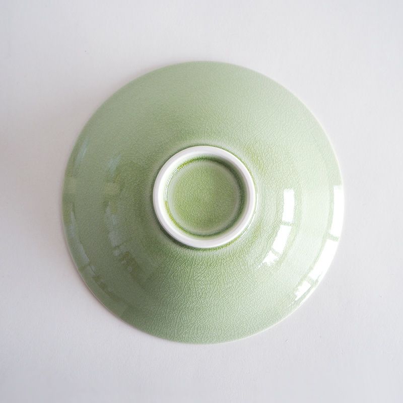 スタイリッシュな形状の鉢です