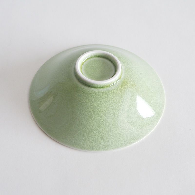 スタイリッシュな形状の鉢です