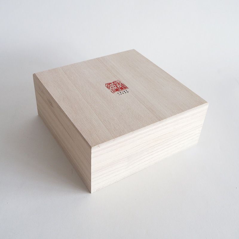 桐箱付きで贈り物に最適です