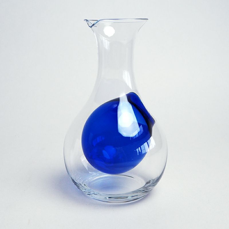 ブルーが見た目にも美しいガラス製の徳利です
