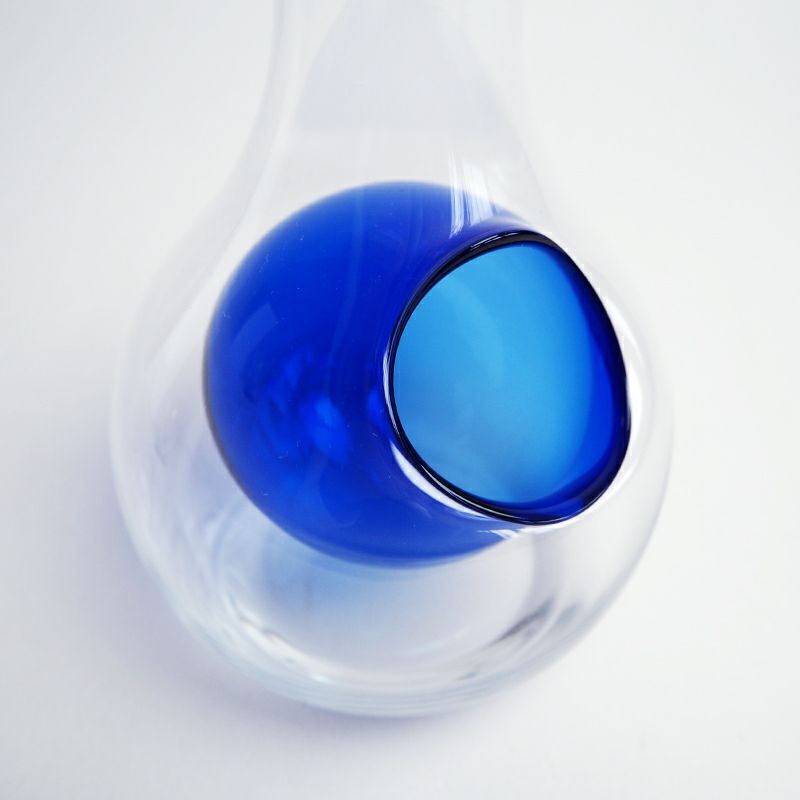 氷ポケットのブルーがデザインのアクセントになっています