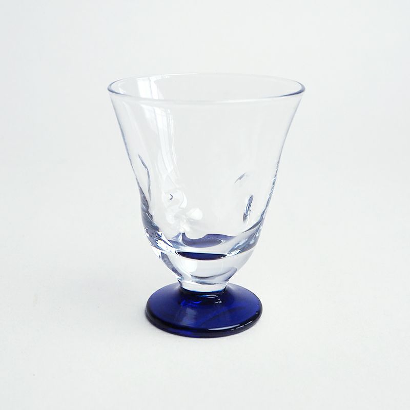 窪みや捻りを加えたデザインが美しい