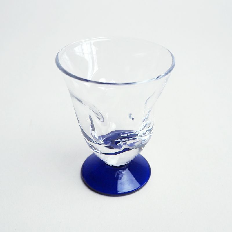 窪みが手に馴染み持ちやすい形状です