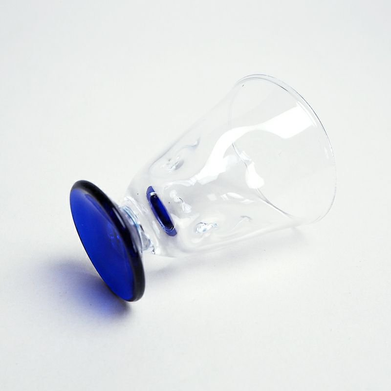 窪みが手に馴染み持ちやすい形状です