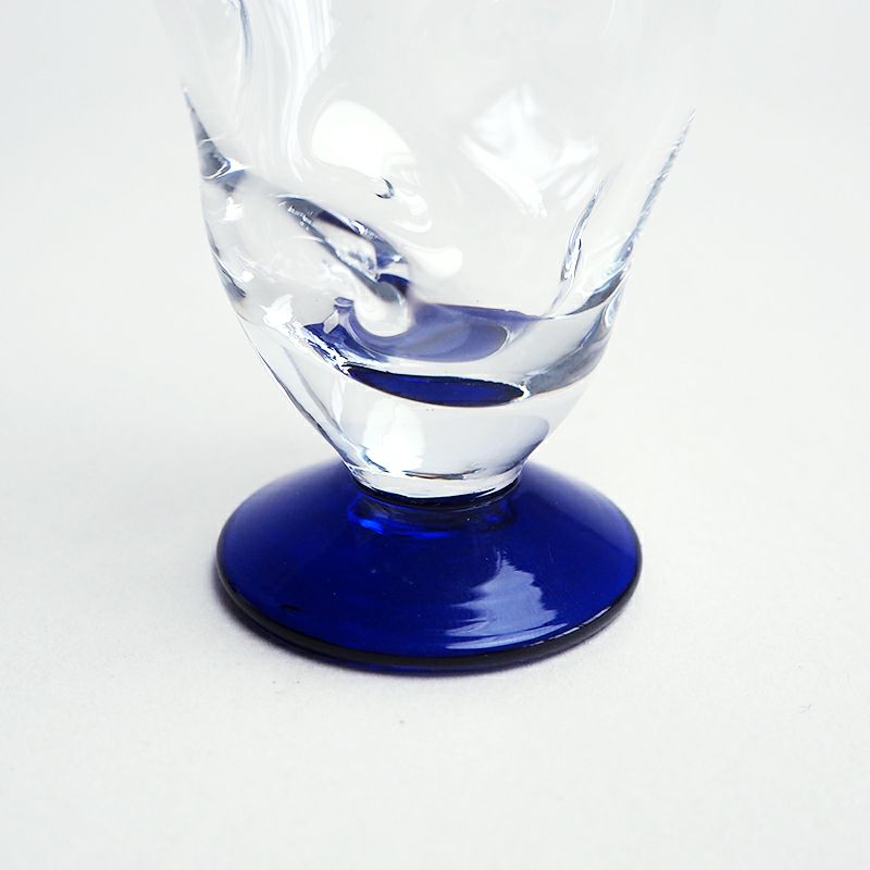 ブルーのアクセントが徳利にマッチしています