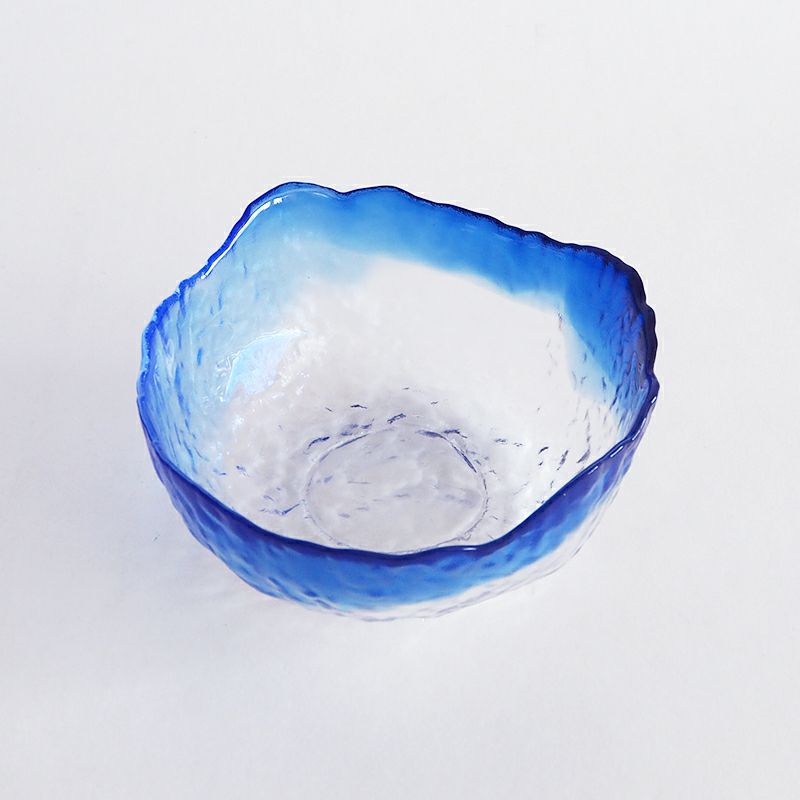 氷山の稜線のようなラインが特徴的です